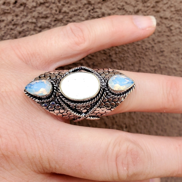 New Mother of Pearl & Milky Opal 925 Silver Statement Ring. - Picture 4 of 16